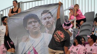 Un grupo de aficionados muestra una manta con las imágenes de los argentinos Diego Maradona y Lionel Messi antes del partido del Inter Miami ante Cruz Azul, el viernes 21 de julio de 2023.