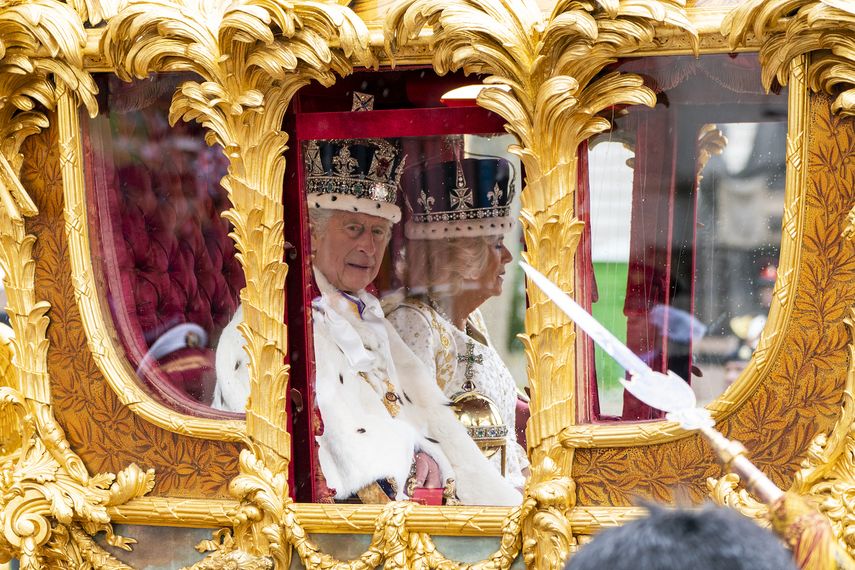 El Rey Carlos III y la Reina Camila son transportados en el Gold State Coach, tirado por ocho Windsor Greys, mientras la Procesión de la Coronación pasa por Parliament Square en su camino hacia el Palacio de Buckingham, en Londres, el 6 de mayo de 2023, luego de sus coronaciones.