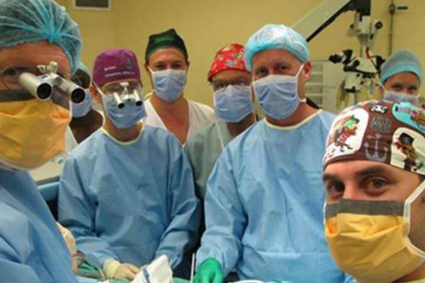 El equipo médico del Hospital Tygerberg que realizó el primer trasplante de pene exitoso del mundo en Ciudad del Cabo, Sudáfrica (Cortesía)