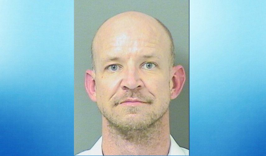El maestro Robert Krasnicki, de 42 años, fue arrestado por la policía del distrito escolar de Palm Beach.