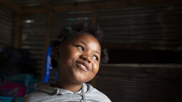 En esta imagen, tomada el 28 de abril de 2020, Lilitha Jiphethu, de 11 a&ntilde;os, canta en su lengua materna, el xhosa, en su casa en Orange Farm, Sud&aacute;frica.&nbsp;