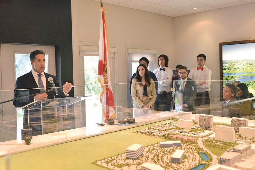 Alberto M. Carvalho, superintendente de escuelas públicas de Miami-Dade celebró el aporte de la empresa privada (GISELLE SANTALUCCI)