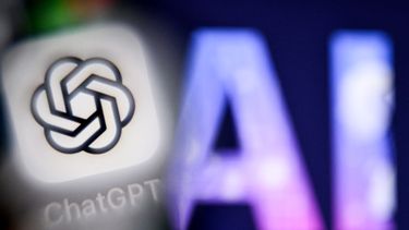 Una foto tomada el 1 de septiembre de 2025 muestra las letras AI para Inteligencia Artificial en la pantalla de una computadora portátil (R) junto al logotipo de la aplicación ChatGPT en la pantalla de un teléfono inteligente en Frankfurt am Main, oeste de Alemania.