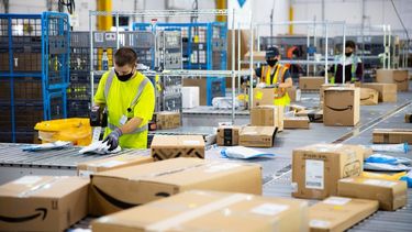 Empleados de Amazon trabajan en uno de sus almacenes de procesamiento.