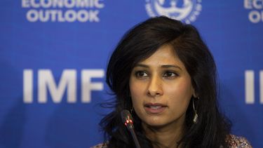 Gita Gopinath, jefa del Departamento de Investigación del Fondo Monetario Internacional, encabeza una presentación del organismo en Santiago de Chile.