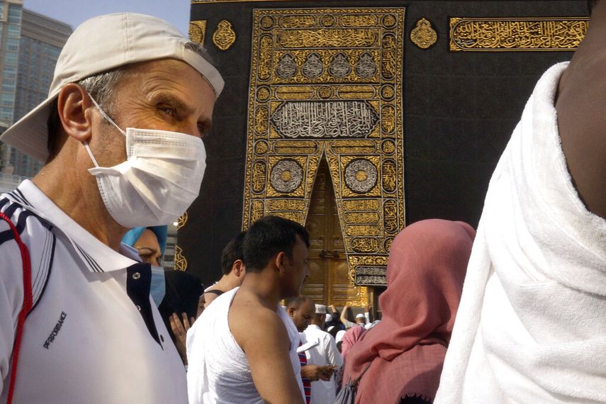 Un n&uacute;mero relativamente bajo de musulmanes utiliza mascarilla para protegerse del coronavirus, mientras rezan alrededor de la Kaaba, el edificio c&uacute;bico de la Gran Mezquita, en la ciudad santa musulmana de La Meca, Arabia Saud&iacute;, el 5 de marzo de 2020.