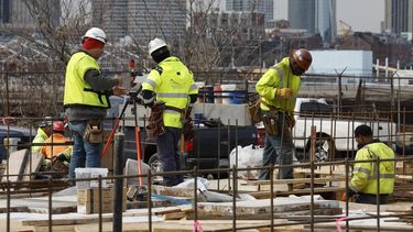 Empleo, trabajadores de la construcción en una obra en Boston 