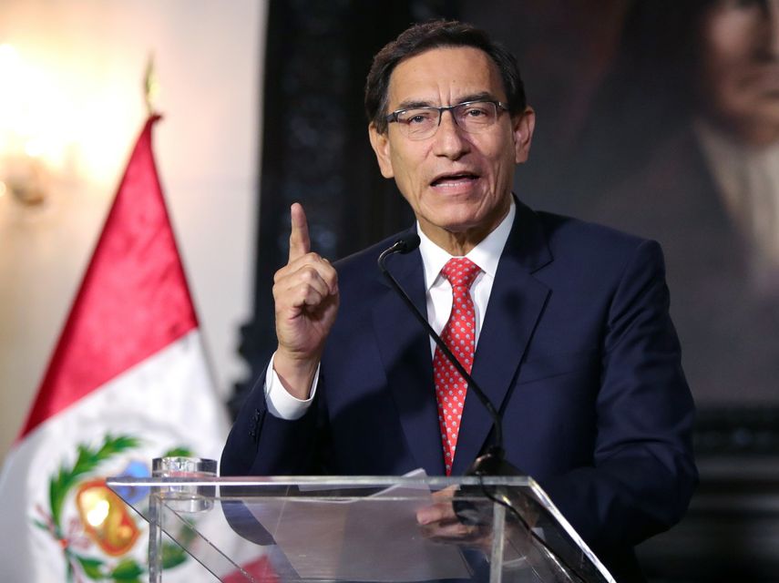 magen del volante difundida por la Presidencia peruana que muestra al presidente Martín Vizcarra dando un mensaje televisado a la nación en Lima, el 10 de septiembre de 2020