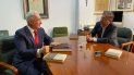 El expresidente Álvaro y Uribe y el presidente electo Guatavo Petro. La foto fue publicado por el exguerrillero convertido en presidente de Colombia, en su cuenta en Twitter, sin hacer comentarios en la misma. 
