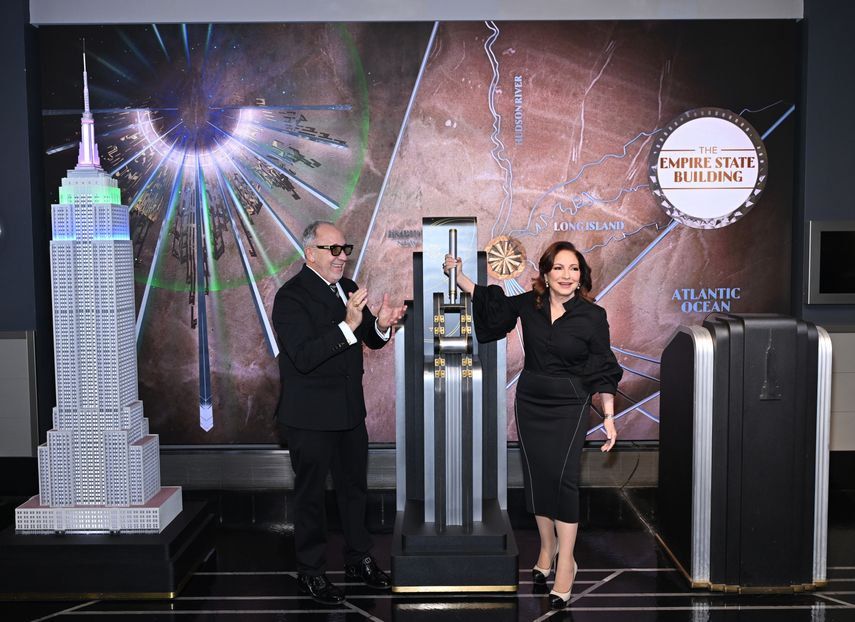 El lunes 12 de mayo, el&nbsp;Empire State Building se iluminó en azul, verde y rosa fuerte para rendir homenaje a la cantante, actriz e ícono global ganadora Gloria Estefan.