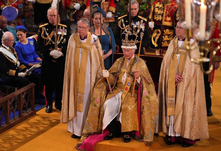 El rey Carlos III de Gran Bretaña con la corona de San Eduardo en la cabeza asiste a la ceremonia de coronación dentro de la Abadía de Westminster en el centro de Londres el 6 de mayo de 2023.