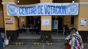 Una mujer camina frente a un centro de votación en el municipio de San Juan Sacatepéquez, durante la segunda vuelta de las elecciones presidenciales de Guatemala el 20 de agosto de 2023.&nbsp; &nbsp;
