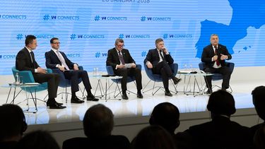 El ministro húngaro de Exteriores Peter Szijjarto (izq) modera un panel en el que intervienen el primer ministro polaco Mateusz Morawiecki (2i), el primer ministro checo Andrej Babis (c), el eslovaco Robert Fico (2d) y el húngaro Viktor Orban, en el marco de la reunión de jefes de gobierno del Grupo de Visegrado (V4), en Budapest.