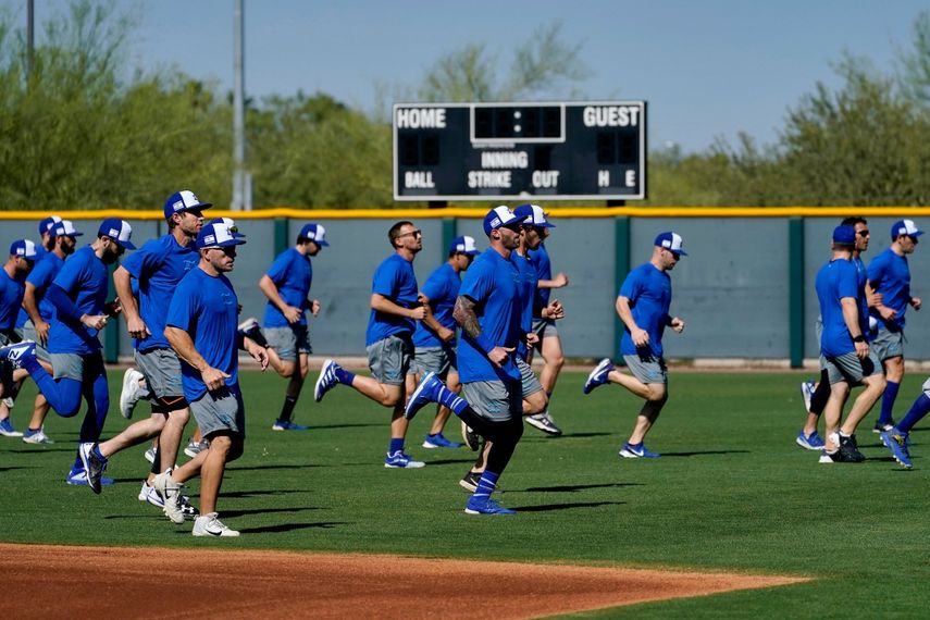Jugadores de la selección olímpica de béisbol de Israel entrenan en el estadio Salt River Fields, el miércoles 12 de mayo de 2021, en Scottsdale, Arizona