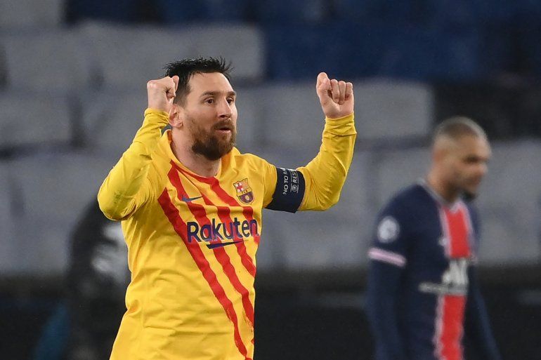 El delantero argentino del Barcelona Lionel Messi celebra tras marcar un gol durante los octavos de final de la Liga de Campeones de la UEFA del partido de vuelta entre el Paris Saint-Germain (PSG)