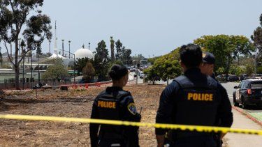 Agentes de la policía acordonan la escena de crimen.&nbsp;