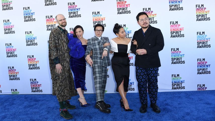 De izquierda a derecha: el director estadounidense Daniel Scheinert, la actriz malaya Michelle Yeoh, el actor estadounidense-vietnamita Ke Huy Quan, la actriz estadounidense Stephanie Hsu y el director estadounidense Daniel Kwan llegan a la 38 ceremonia de los Film Independent Spirit Awards en Santa Mónica, California, el 4 de marzo de 2023.