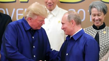 El presidente estadounidense, Donald J.&nbsp;Trump, saluda al presidente ruso, Vladímir Putin, antes de posar para una foto de familia en el marco de la última jornada de la Cumbre del Foro de Cooperación Económica de Asia-Pacífico (APEC) celebrado en Da Nang.