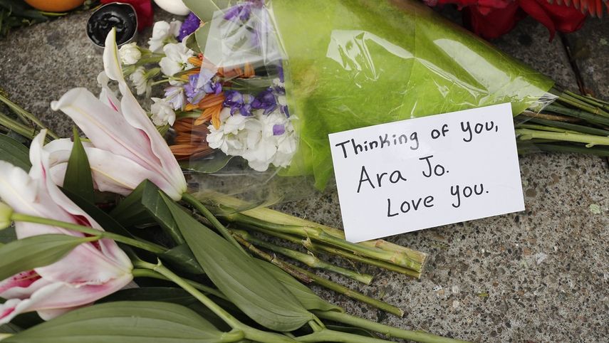 Mensajes como el que aparece en la foto honran la memoria de las víctimas del incendio que se produjo cerca de la madrugada del viernes 2 de diciembre en un almacén de Oakland, California, donde se celebraba un concierto.