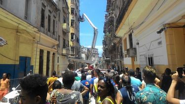 Los equipos de rescate intentan sacar a algunos de los más de 90 vecinos atrapados y llevar agua y alimentos a los que permanecen aún en el edificio.