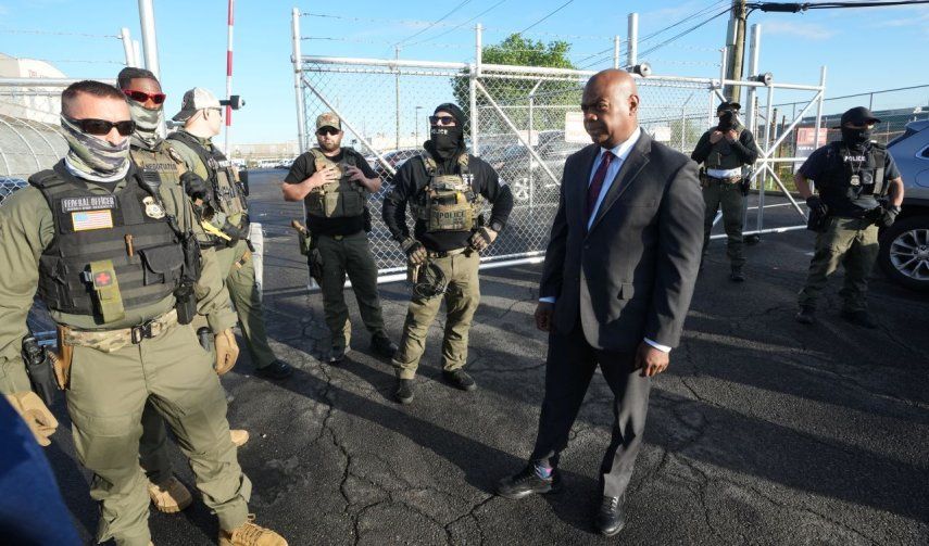 El alcalde Ras Baraka de Newark enfrenta a agentes de ICE en una demostración fuera de un centro de detención de inmigrantes en Elizabeth, Nueva Jersey, el 7 de mayo de 2025.
