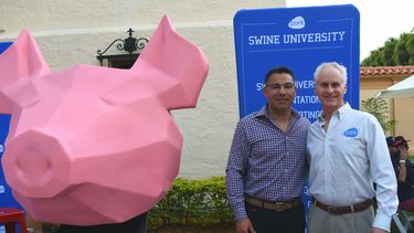 José de Jesús, director de Mercadeo de National Pork Board, y Patrick Bane, nombrado como el mejor criador de cerdos del 2018 en Estados Unidos.&nbsp;