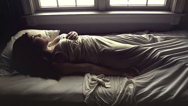 Los adultos que duermen seis horas por noche en lugar de ocho presentan una mayor probabilidad de deshidratación, según un amplio estudio realizado por Universidad Estatal de Pensilvania.