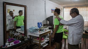 El oncólogo pediátrico Gustavo Méndez revisa a un paciente privado en su casa después de que supuestamente fue despedido por las autoridades del Hospital de Niños Manuel de Jesús Rivera (La Mascota) por respaldar los llamados a una cuarentena voluntaria para combatir la nueva pandemia de coronavirus de COVID-19, en Managua, en 29 de junio de 2020.