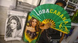 Una persona sostiene un producto alusivo a la cantante colombiana Shakira este miércoles, en Río de Janeiro (Brasil). El concierto gratuito que ofrecerá Shakira el próximo sábado 2 de mayo en la playa de Copacabana ha impulsado las ventas en Río de Janeiro con prendas y artículos inspirados en ella y en su estilo.