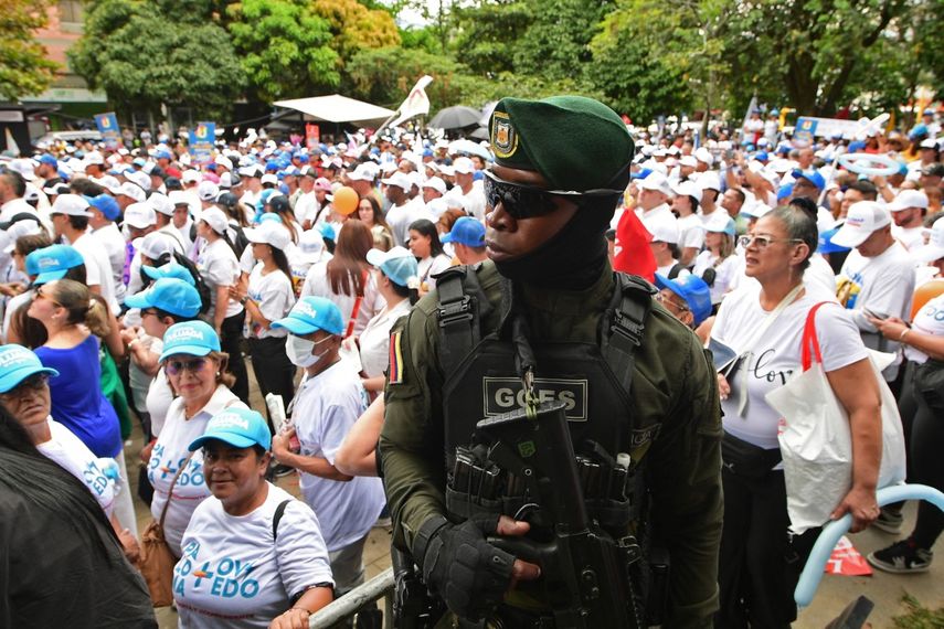 El electorado colombiano se divide entre Iván Cepeda de izquierda&nbsp; y Aberlardo De La Esprilla, de derecha (AFP)