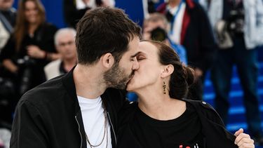Los cineastas&nbsp; João Salaviza y Renée Nader Messora celebran con un beso el triunfo en Cannes de su película, Chuva&nbsp;é&nbsp;cantoria&nbsp;na&nbsp;aldeia&nbsp;dos&nbsp;mortos.&nbsp;
