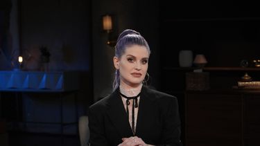 En esta imagen difundida por Red Table Talk, la presentadora de TV Kelly Osbourne, quien aparecerá el miércoles 2 de junio de 2021 en un episodio del programa de Facebook Watch para hablar de su adicción a las drogas y el alcohol.&nbsp;
