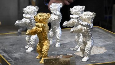 Esta foto de archivo tomada el 24 de enero de 2023 muestra los trofeos Berlinale Bear del próximo 73° Festival Internacional de Cine Berlinale mientras se producen en la fundición Noack en Berlín. &nbsp;