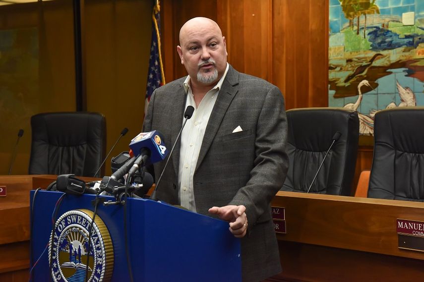 El alcalde Lopez acusa a los comisionados de haberlo extorsionado, al exigirle un aumento salarial de $5,000 dólares.