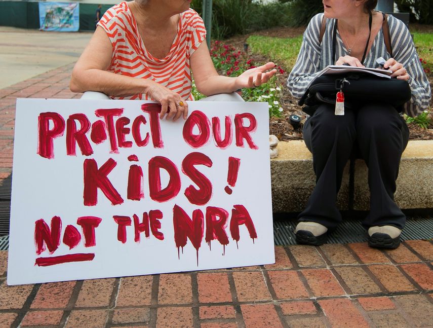 Una mujer sostiene una pancarta en la que se puede leer protejan a nuestros hijos, no a la NRA ante el Congreso de Florida en Tallahassee.