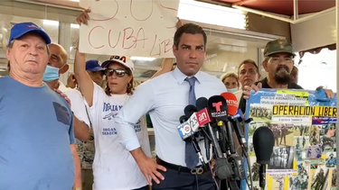 El alcalde de Miami, Francis Suárez, en rueda de prensa este lunes 12 de julio en el suroeste de la ciudad.&nbsp;