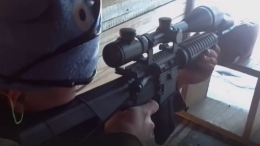 Un hombre realiza prácticas de tiro con un fusil impreso en 3D.