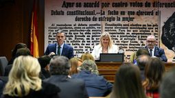 El presidente del Gobierno español, Pedro Sánchez (izq.), asiste a una audiencia ante una comisión del Senado el 30 de octubre de 2025 en el Senado de Madrid.&nbsp;