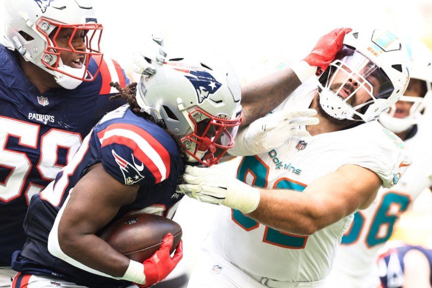 Alex Austin #28 de los New England Patriots empuja a Zach Sieler #92 de los Miami Dolphins en el Hard Rock Stadium el 24 de noviembre de 2024 en Miami Gardens, Florida.&nbsp;