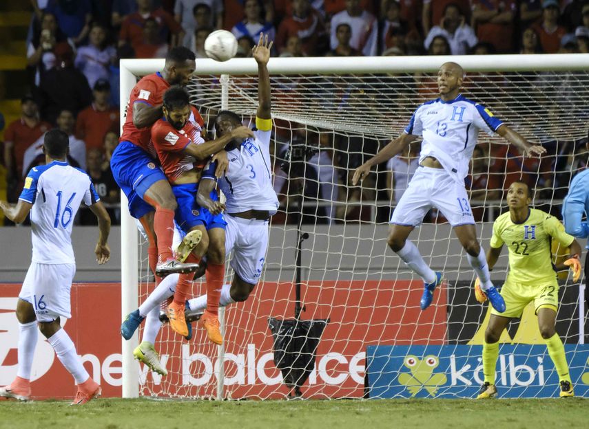 El momento en el que Kendall Watson anota el tanto que selló la clasificación de los ticos para Rusia.