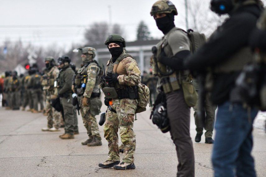 Agentes federales montan guardia mientras manifestantes se reúnen frente al Edificio Federal Bishop Henry Whipple en Saint Paul, Minnesota, el 8 de enero de 2026. &nbsp;