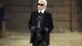 El diseñador Karl Lagerfeld recibe el aplauso después de su desfile de Metiers dArt en Dallas el 10 de diciembre de 2013. El afamado hombre del mundo de la moda murió en 2019.