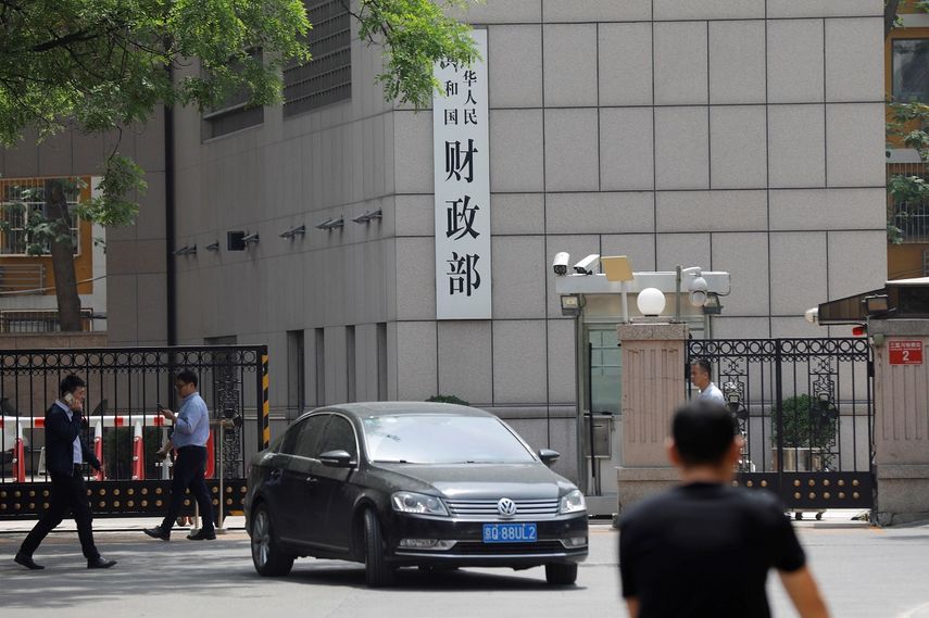 &nbsp; Varias personas pasan frente a un edificio del Ministerio de Hacienda en Pekín (China).&nbsp;