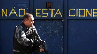 Policías militares patrullan durante un operativo en el Complexo do Alemao, donde se han registrado enfrentamientos con narcotraficantes.&nbsp;