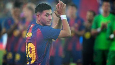 El atacante sueco Roony Bardghji, del Barcelona, aplaude antes de un partido contra el Como, el 10 de agosto de 2025.