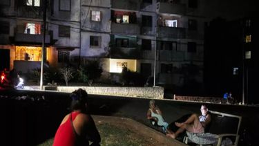Residentes del barrio Naranjal Norte toman aire fresco durante un apagón nocturno de 7 horas en la provincia de Matanzas, Cuba, el 29 de mayo de 2024