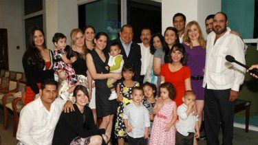 En el centro de la foto, el fallecido Hugo Chávez, junto a Daniel Ortega y Rosario Murillo. A la izquierda de la foto, vestido de guayabera color blanco, Rafael Ortega Murillo, abrazado por su esposa Yadira Leets Marín vestida de color morado; al lado de sus padres, vestida de gris, la hija de la pareja, Ariana Ortega Leets, que se encuentra junto a su madre en Estados Unidos.&nbsp;