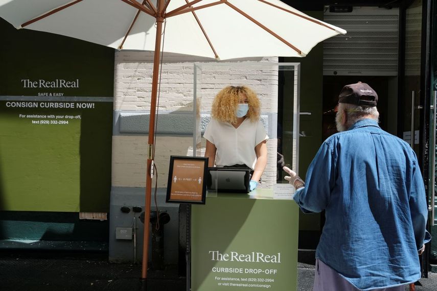 Una persona se detiene frente a una tienda de The RealReal en el barrio de Soho, en la ciudad de Nueva York, el lunes 8 de junio de 2020. 