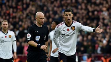 Cristiano Ronaldo, del Manchester United, reclama al árbitro Anthony Taylor durante un partido de fútbol de la Liga Premier de Inglaterra, entre Aston Villa y Manchester United en Villa Park en Birmingham, Inglaterra, el domingo 6 de noviembre de 2022.&nbsp;
