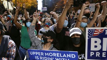 Una multitud festeja frente al Centro de Convenciones de Pensilvania el sábado 7 de noviembre de 2020, en Filadelfia, después de que el demócrata Joe Biden derrotó al presidente Donald Trump para convertirse en el 46to mandatario de Estados Unidos.&nbsp;